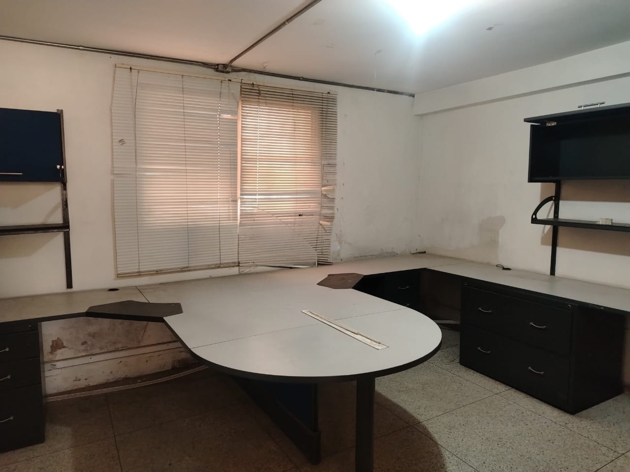 LOCAL CON OFICINAS