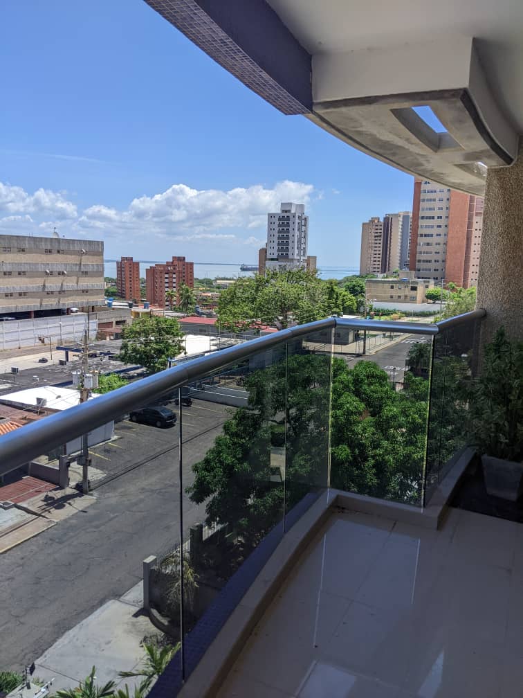 ALQUILO APARTAMENTO RESIDENCIAS COLINAS DEL ESTE SECTOR BANCO MARA MARACAIBO 