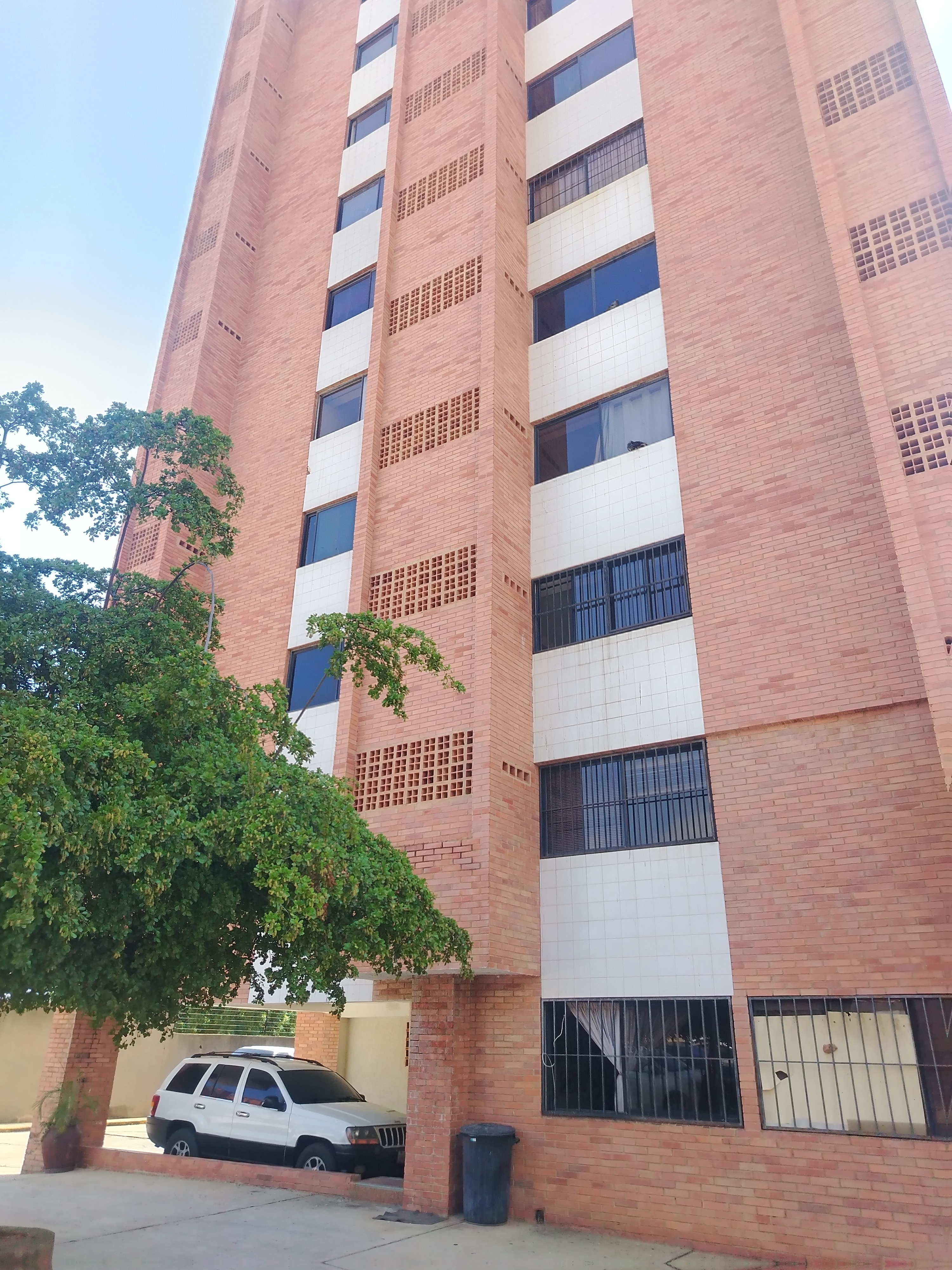 ALQUILO VENDO APARTAMENTO ESTUDIO RESIDENCIAS VISTA LAGO  CERCA DE URU AVENIDA EL MILAGRO MARACAIBO