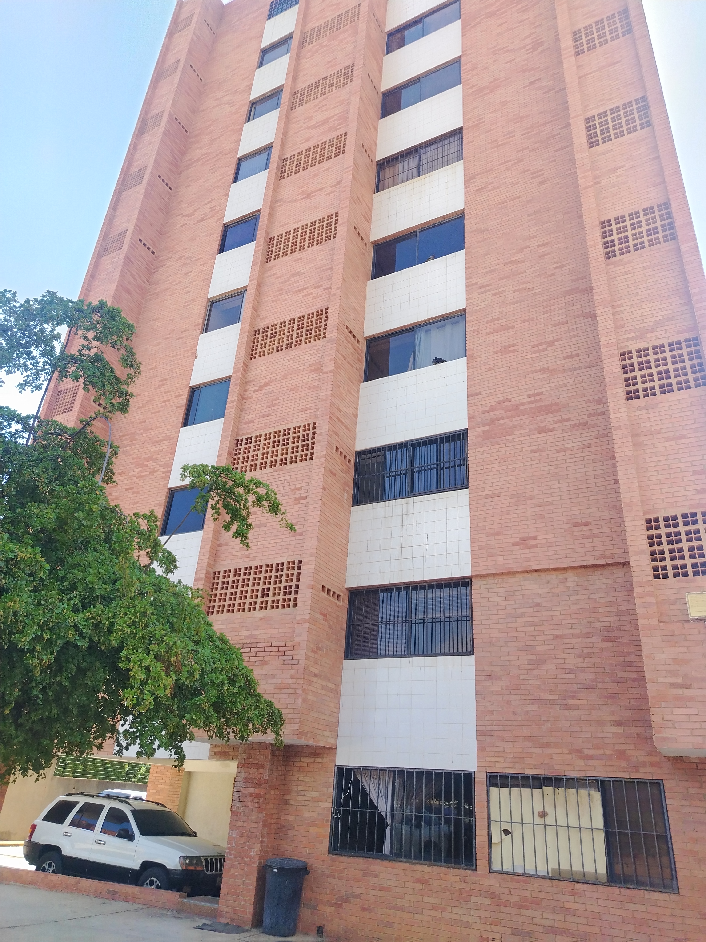 ALQUILO VENDO APARTAMENTO ESTUDIO RESIDENCIAS VISTA LAGO  CERCA DE URU AVENIDA EL MILAGRO MARACAIBO
