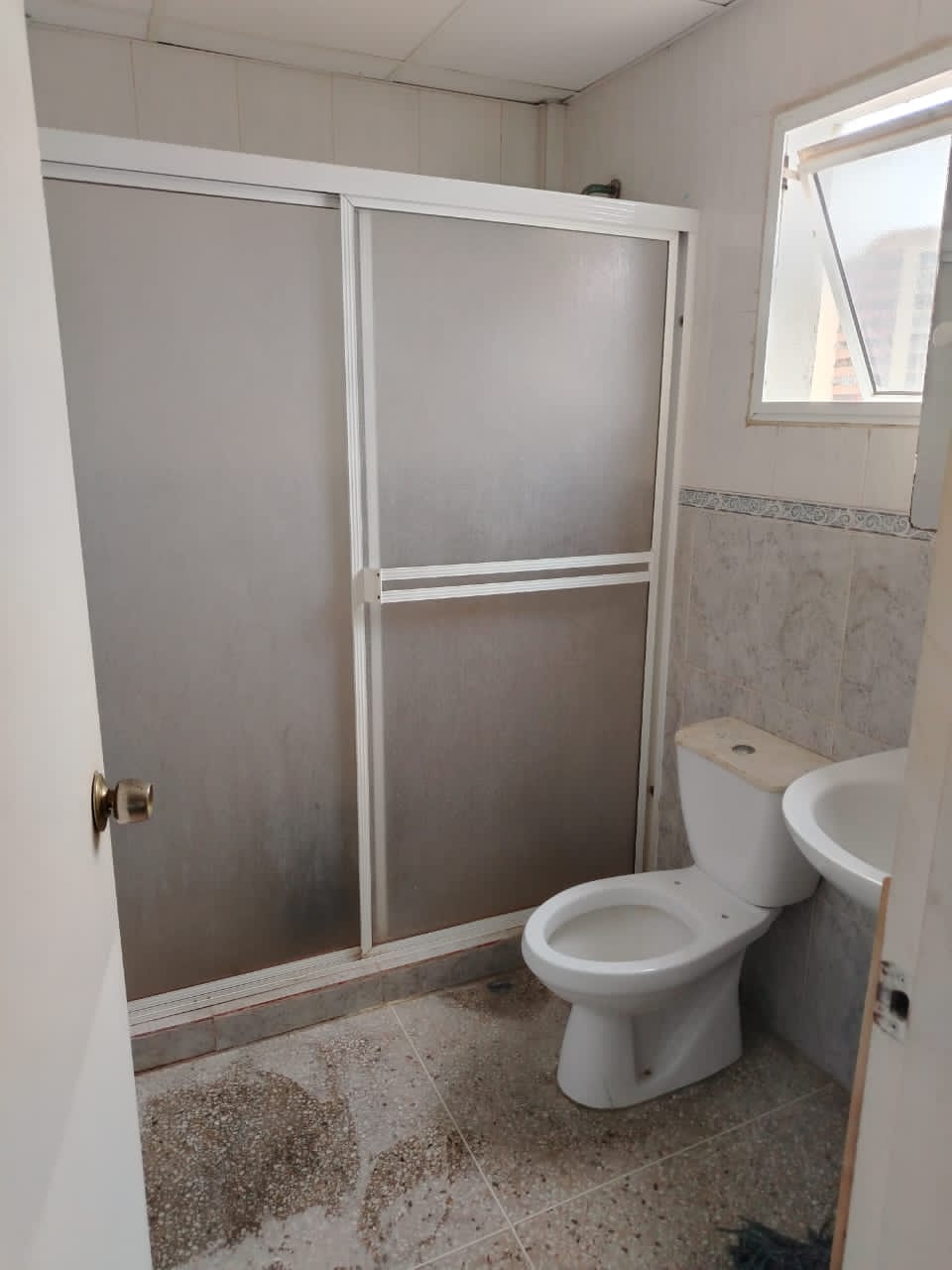 ALQUILO APARTAMENTO ESTUDIO AVENIDA DELICIAS CON CALLE 82 