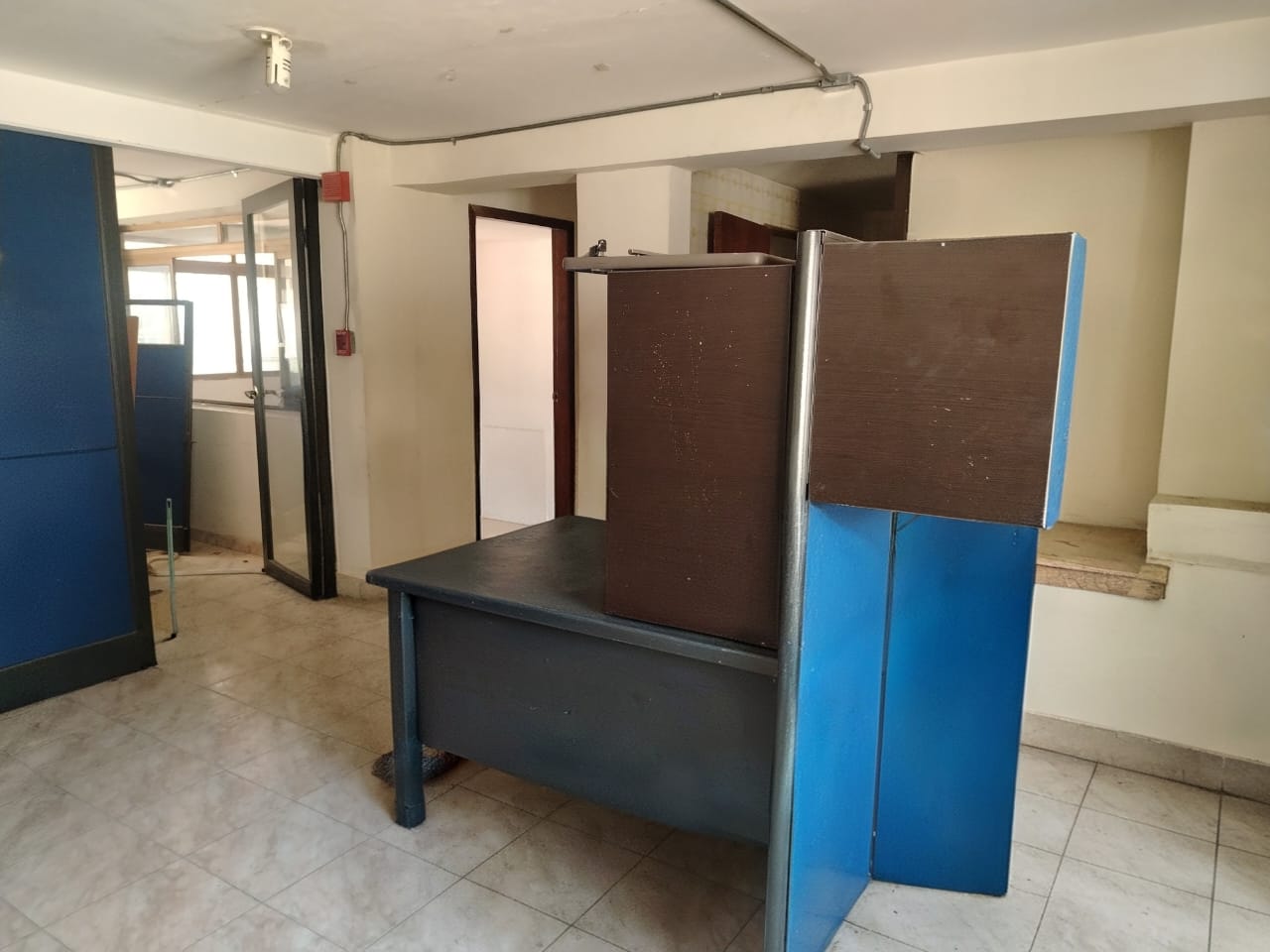 LOCAL CON OFICINAS