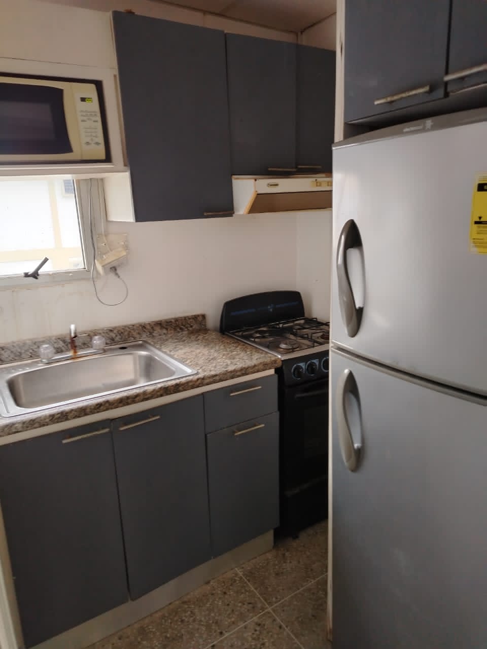 ALQUILO APARTAMENTO ESTUDIO AVENIDA DELICIAS CON CALLE 82 